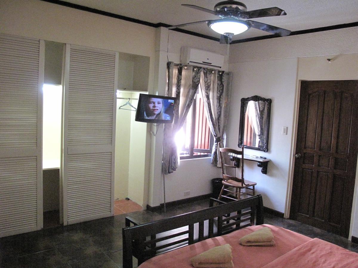 ماكاتي Makati Suites At Travelers Inn المظهر الخارجي الصورة