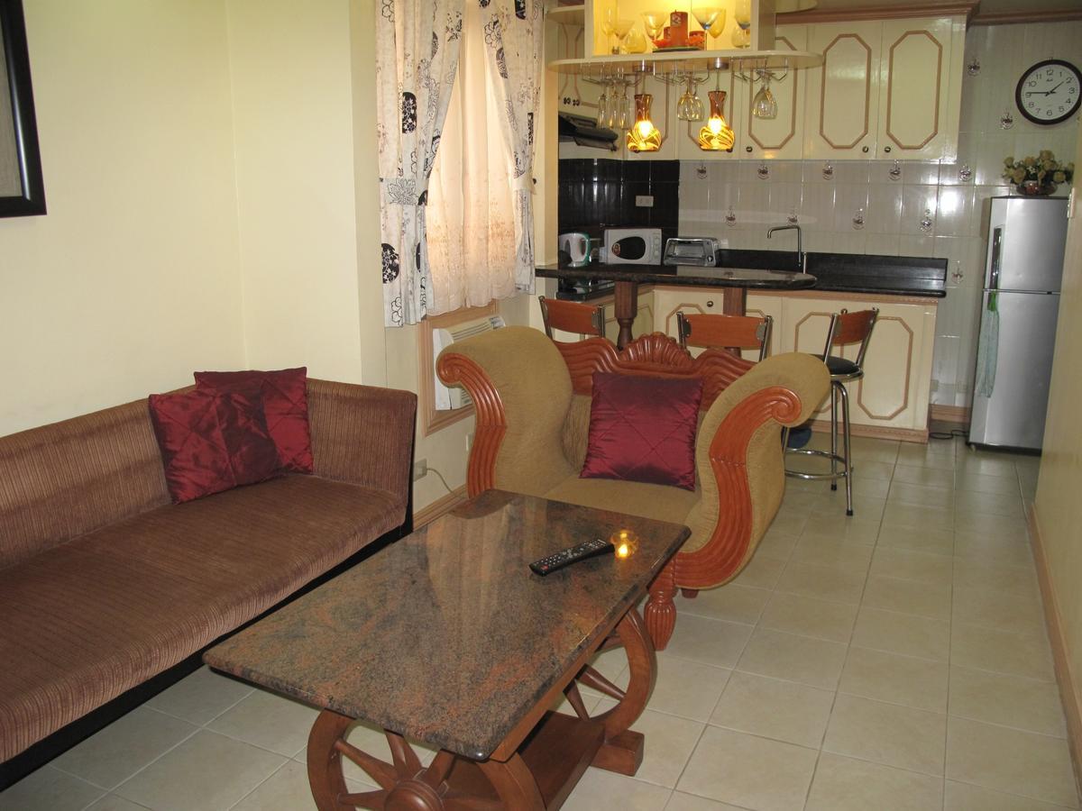 ماكاتي Makati Suites At Travelers Inn المظهر الخارجي الصورة