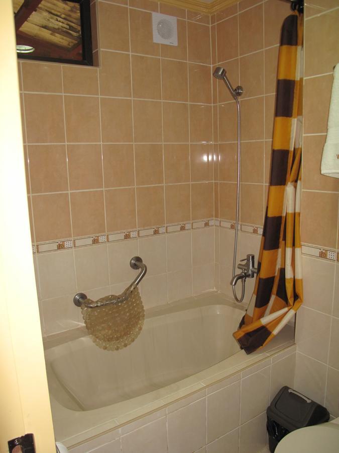 ماكاتي Makati Suites At Travelers Inn المظهر الخارجي الصورة
