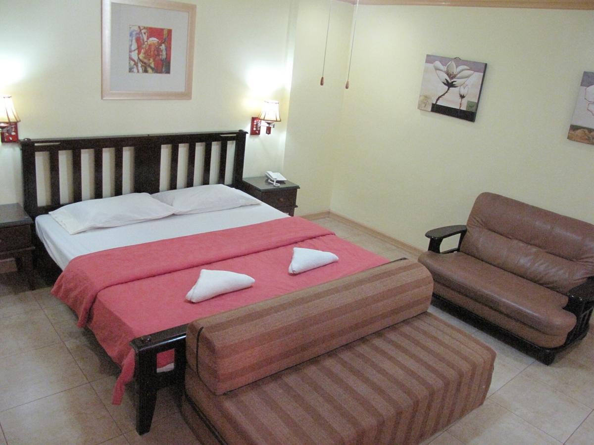 ماكاتي Makati Suites At Travelers Inn المظهر الخارجي الصورة