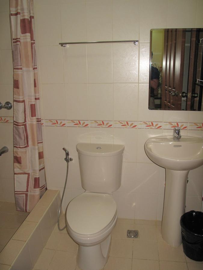 ماكاتي Makati Suites At Travelers Inn المظهر الخارجي الصورة