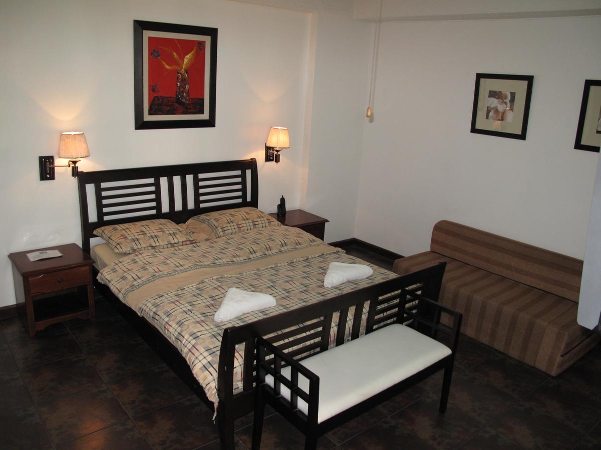 ماكاتي Makati Suites At Travelers Inn المظهر الخارجي الصورة