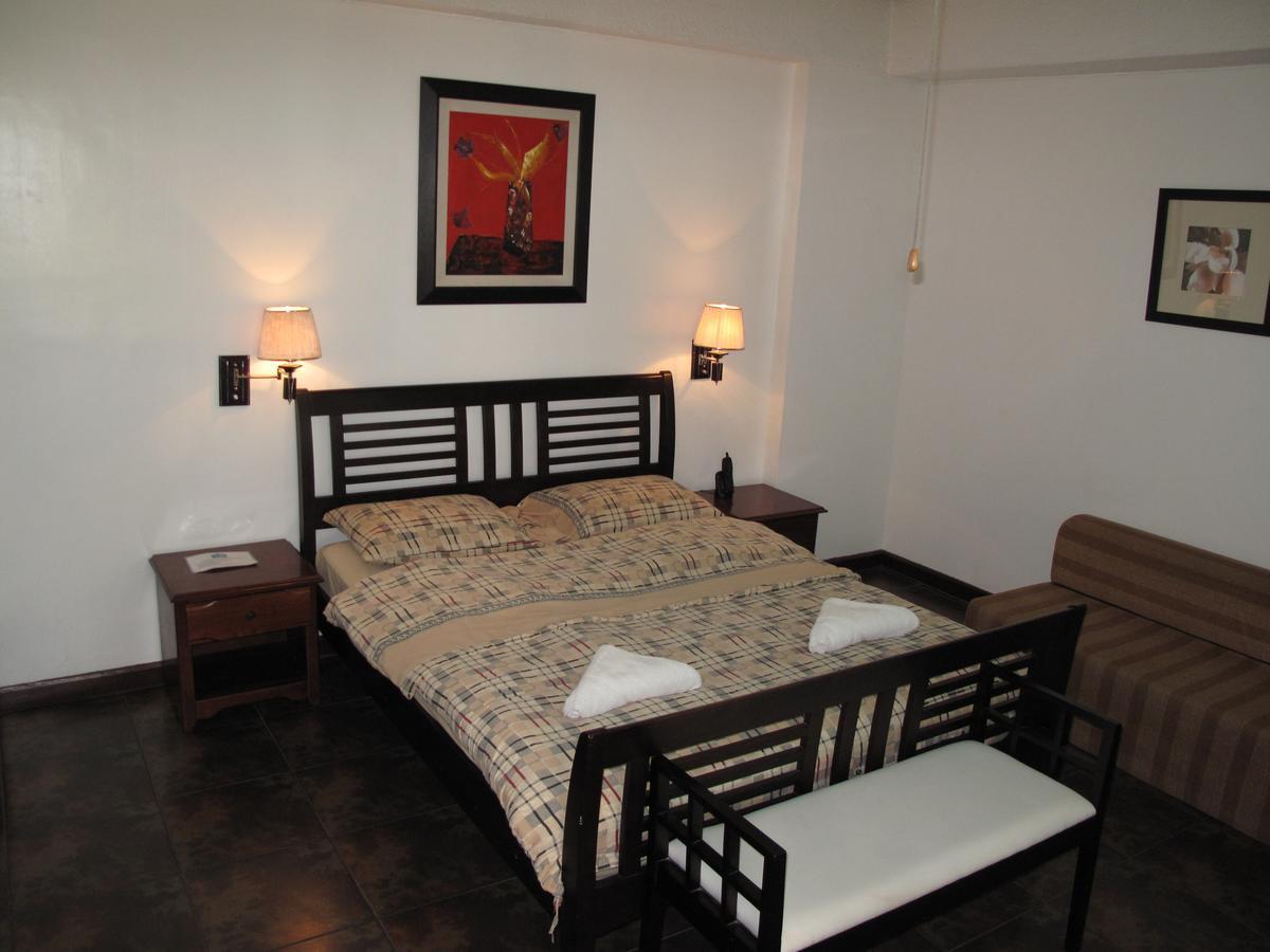 ماكاتي Makati Suites At Travelers Inn المظهر الخارجي الصورة